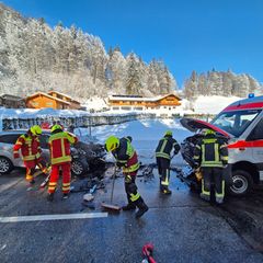 Die Bundesstraße 305 war nach dem Unfall für mehrere Stunden voll gesperrt. Foto: Angerer/BRK Kreisverband Berchtesgadener Land/