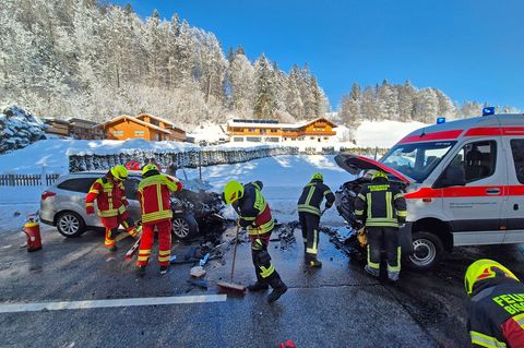 Die Bundesstraße 305 war nach dem Unfall für mehrere Stunden voll gesperrt. Foto: Angerer/BRK Kreisverband Berchtesgadener Land/