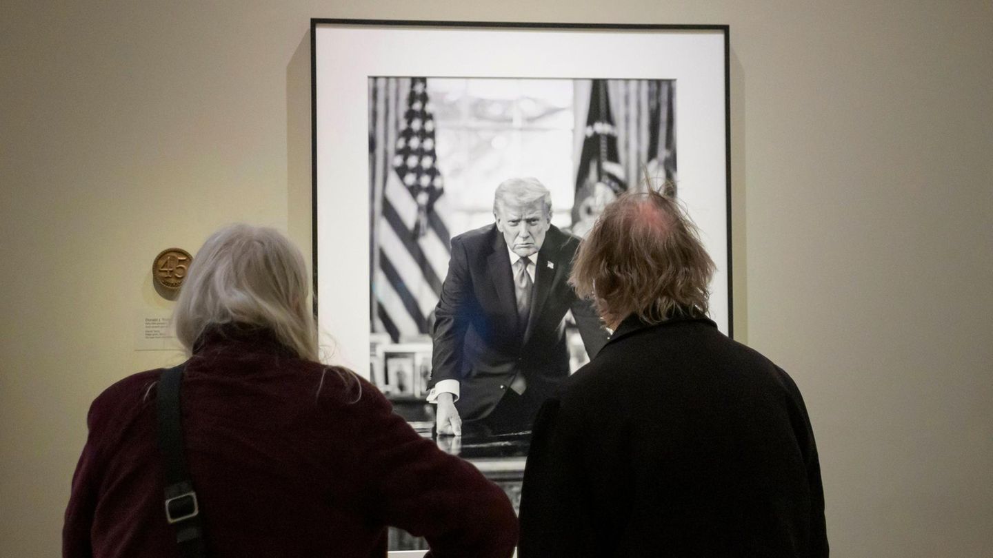 Historische Einordnung: Museum hängt neues Trump-Portrait auf – und entfernt Info-Tafel