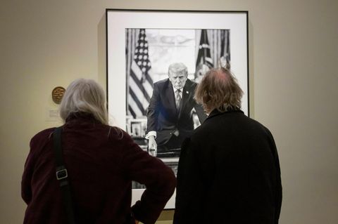 Besucher vor dem neuen Portrait von Donald Trump in der National Portrait Gallery in Washington