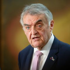 "Kann natürlich alles Zufall sein", sagt NRW-Innenminister Herbert Reul (CDU) zu möglichen Insider-Informationen der Täter. (Arc