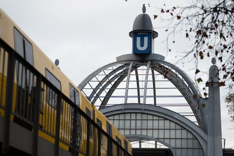 Wegen Bauarbeiten am Bahnhof Nollendorfplatz kommt es auf mehreren U-Bahnlinien über Monate zu Einschränkungen. (Archivbild) Fot