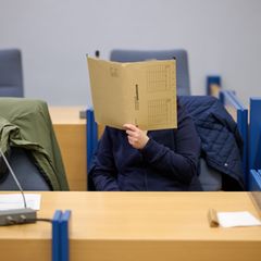 Die Angeklagte soll ihre Tochter sieben Jahre lang im Haus der Großeltern völlig von der Außenwelt abgeschottet haben. (Archivbi