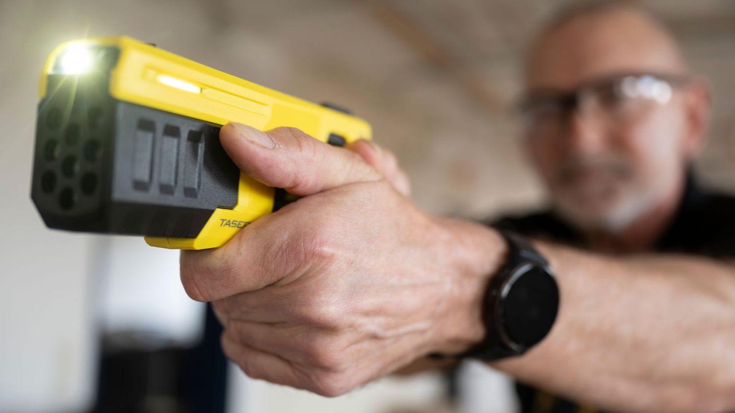 Die neueste Taser-Generation kann bis zu zehn Schüsse abgeben und aus mehr als 13 Metern Entfernung eingesetzt werden. (Archivbi