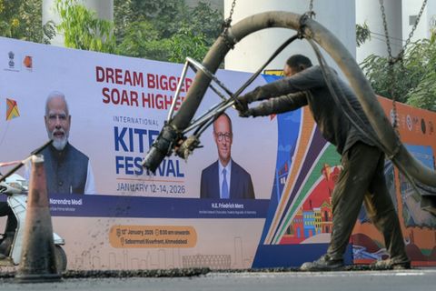 Plakat mit Modi und Merz in Ahmedabad