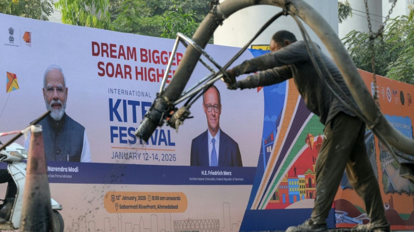 Plakat mit Modi und Merz in Ahmedabad