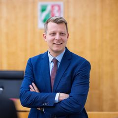 FDP-Chef Henning Höne findet den landesweiten Distanzunterricht wegen der Glättewarnung überzogen. (Archivbild) Foto: Guido Kirc