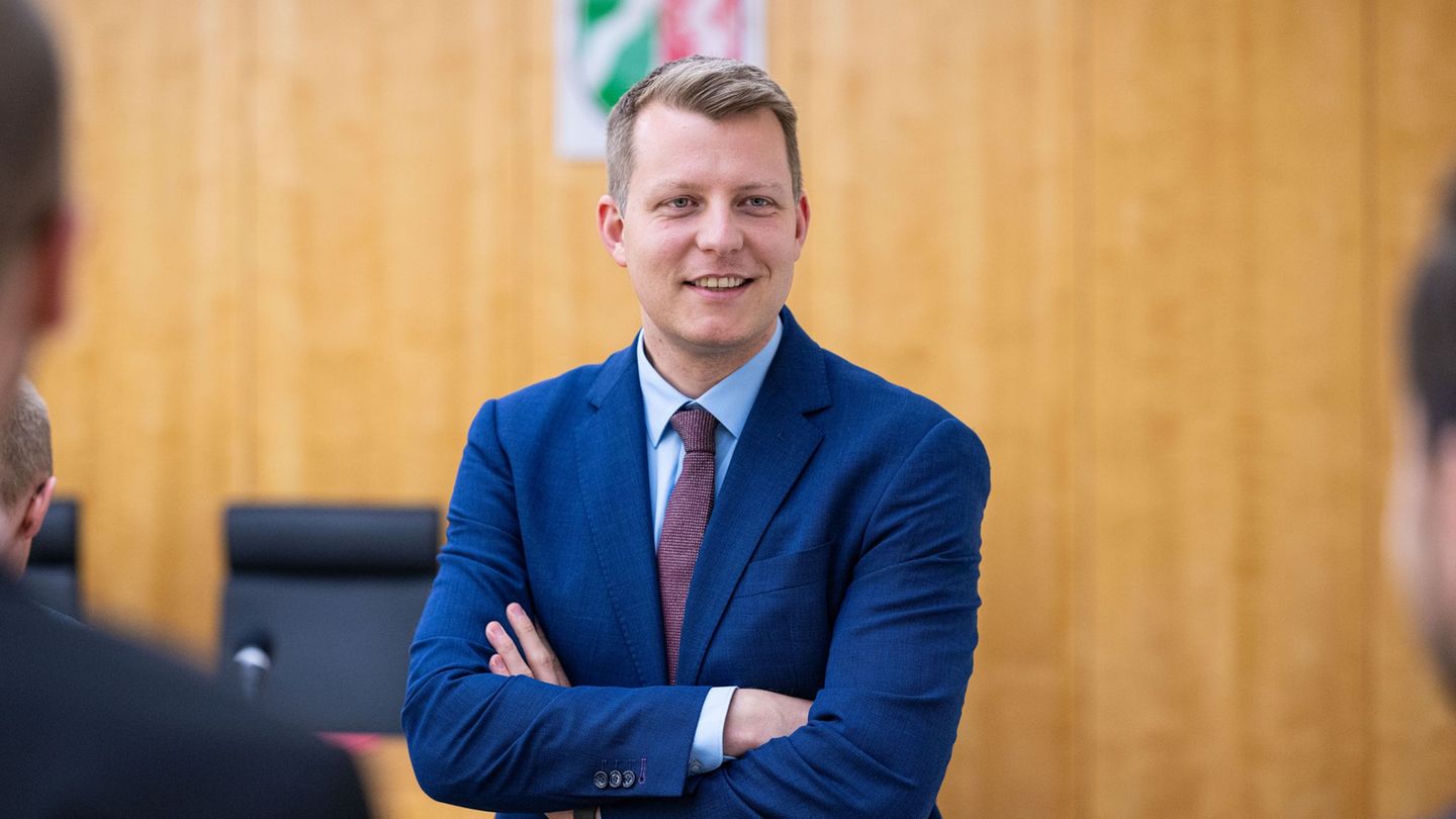 FDP-Chef Henning Höne findet den landesweiten Distanzunterricht wegen der Glättewarnung überzogen. (Archivbild) Foto: Guido Kirc