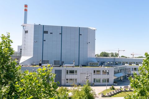 Der Forschungsreaktor FRM II ist wegen seines Brennstoffs umstritten. (Archivbild) Foto: Peter Kneffel/dpa
