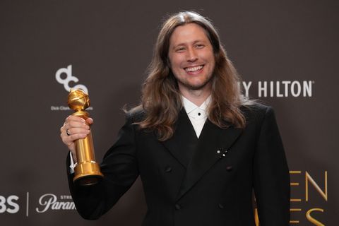Ludwig Göransson freut sich über den Golden Globe für die beste Filmmusik. Foto: Chris Pizzello/Invision/AP/dpa