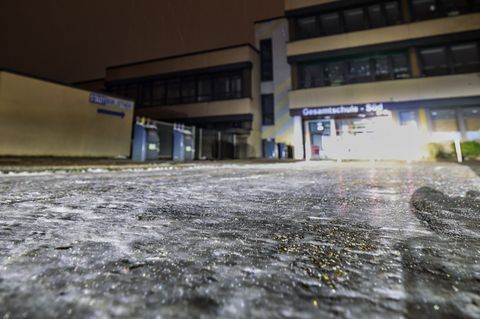 Der Weg zur Gesamtschule-Süd in Duisburg ist am Morgen spiegelglatt. Foto: Christoph Reichwein/dpa
