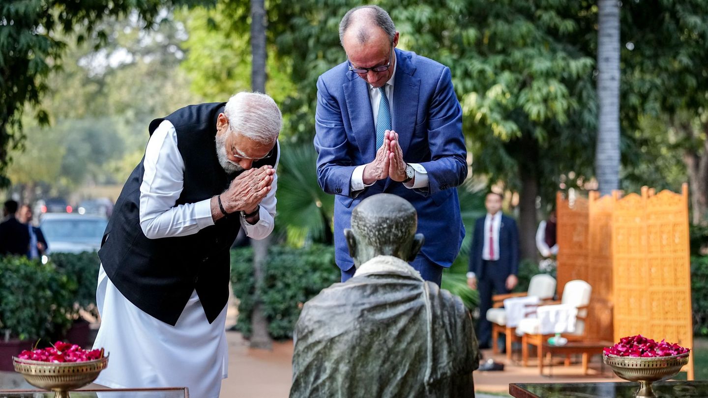 An Gandhis früherer Wirkungsstätte würdigten Merz und Modi den Freiheitskämpfer. Foto: Kay Nietfeld/dpa