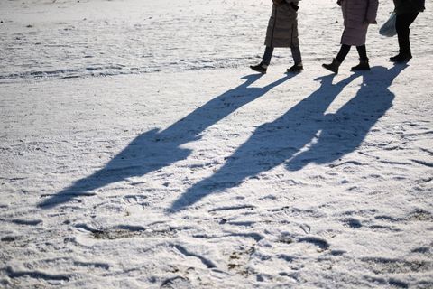 In diesen Tagen keine Seltenheit: klamme Zehen und Finger. Foto: Marijan Murat/dpa