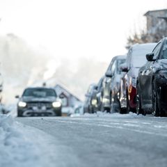 Im Osten des Freistaats hält die Glatteisgefahr bis Dienstagvormittag an. Foto: Daniel Vogl/dpa