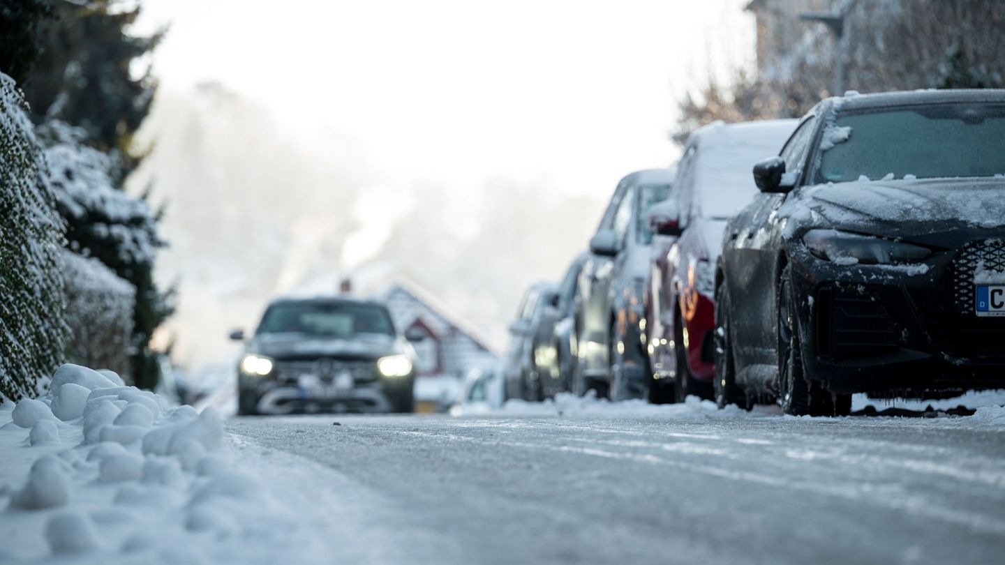 Im Osten des Freistaats hält die Glatteisgefahr bis Dienstagvormittag an. Foto: Daniel Vogl/dpa