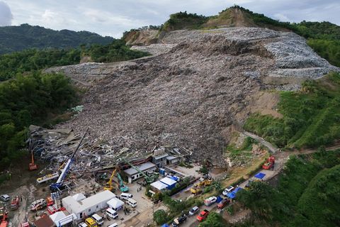 Anhaltende Regenfälle machten den Müllberg nach Angaben der Stadtverwaltung instabil. Foto: Jacqueline Hernandez/AP/dpa