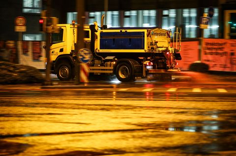 Der Winterdienst war landesweit im Großeinsatz. Foto: Christoph Reichwein/dpa