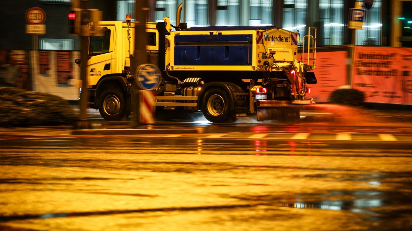 Der Winterdienst war landesweit im Großeinsatz. Foto: Christoph Reichwein/dpa