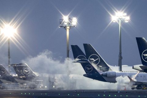 Am Frankfurter Flughafen herrscht wegen des Winterwetters im Tagesverlauf "angespannter Winterbetrieb", wie eine Sprecherin des