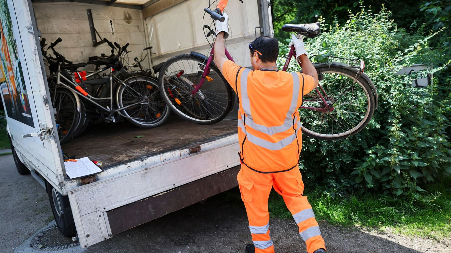 Im vergangenen Jahr hat die Stadtreinigung Hamburg knapp 5.600 Schrottfahrräder eingesammelt - deutlich mehr als in den Vorjahre