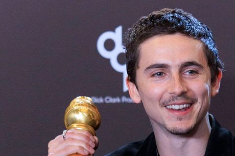 Timothée Chalamet freut sich im Hotel Beverly Hilton in Los Angeles über seinen ersten Golden Globe Award.