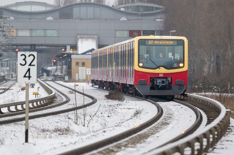 Einige Weichen müssen am Montagmorgen repariert werden. (Symbolbild) Foto: Soeren Stache/dpa