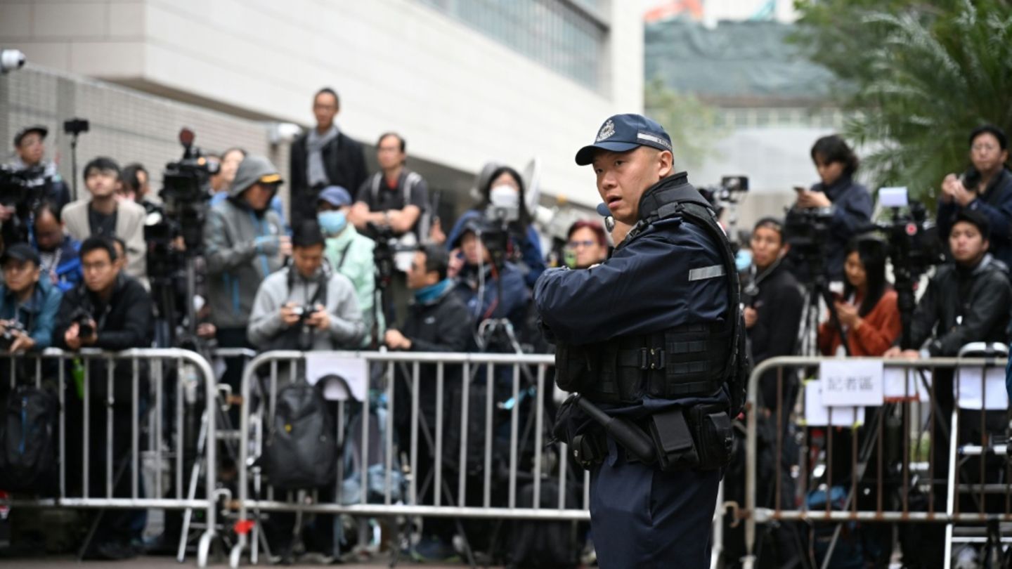 Polizisten vor dem Gericht in Hongkong