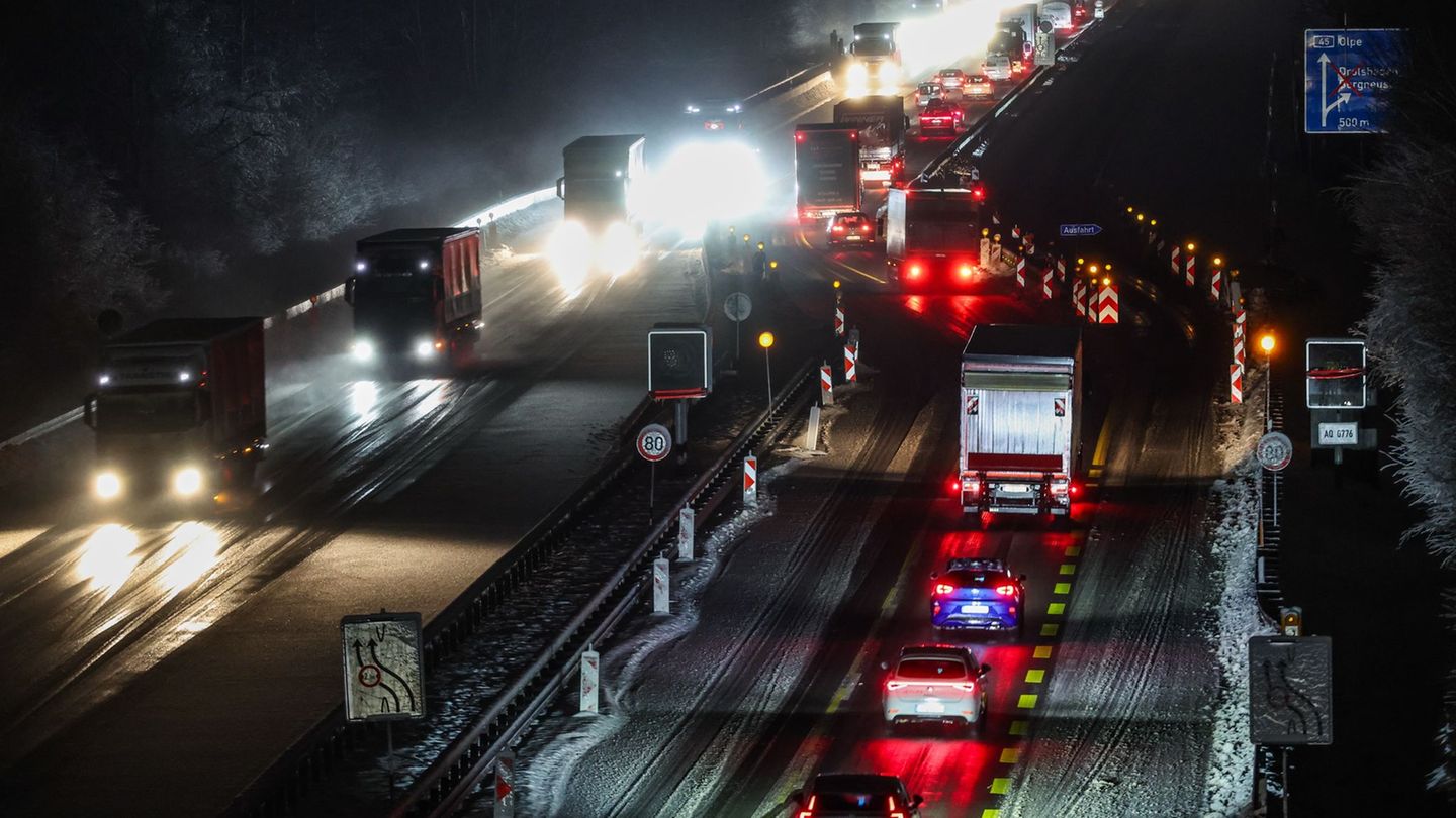 Der Regen auf den eiskalten Böden führt in Teilen Nordrhein-Westfalens zu Verkehrsbehinderungen. Foto: Christoph Reichwein/dpa