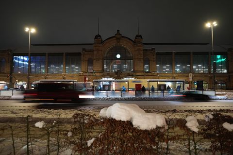 Das Tauwetter bringt Gefahr vor Glatteis (Symbolbild). Foto: Marcus Brandt/dpa