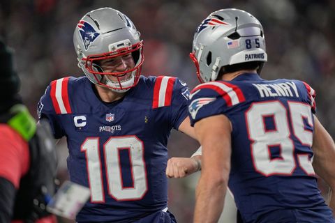 Ein Touchdown-Pass im ersten Playoff-Spiel reichte für den ersten Playoff-Sieg von Drake Maye (links). Foto: Charles Krupa/AP/dp