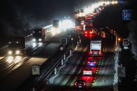 Der Regen auf den eiskalten Böden führt in Teilen Nordrhein-Westfalens zu Verkehrsbehinderungen. Foto: Christoph Reichwein/dpa