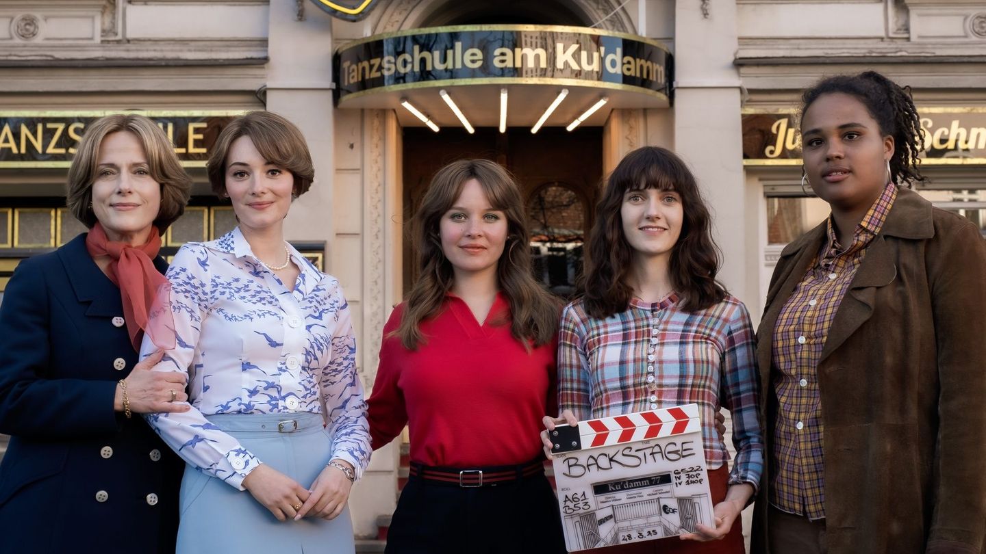 Altgediente Stars und talentierte Newcomerinnen, von links: In "Ku'damm 77" sind unter anderem Claudia Michelsen, Maria Ehrich, Sonja Gerhardt, Marie Louise Albertine Becker und Massiamy Diaby zu sehen.