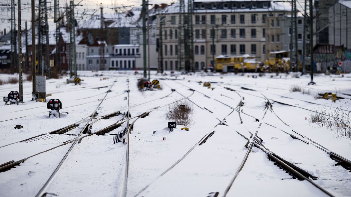 Schnee, Eis und Kälte bremsen den Bahnverkehr in Niedersachsen. Foto: Moritz Frankenberg/dpa