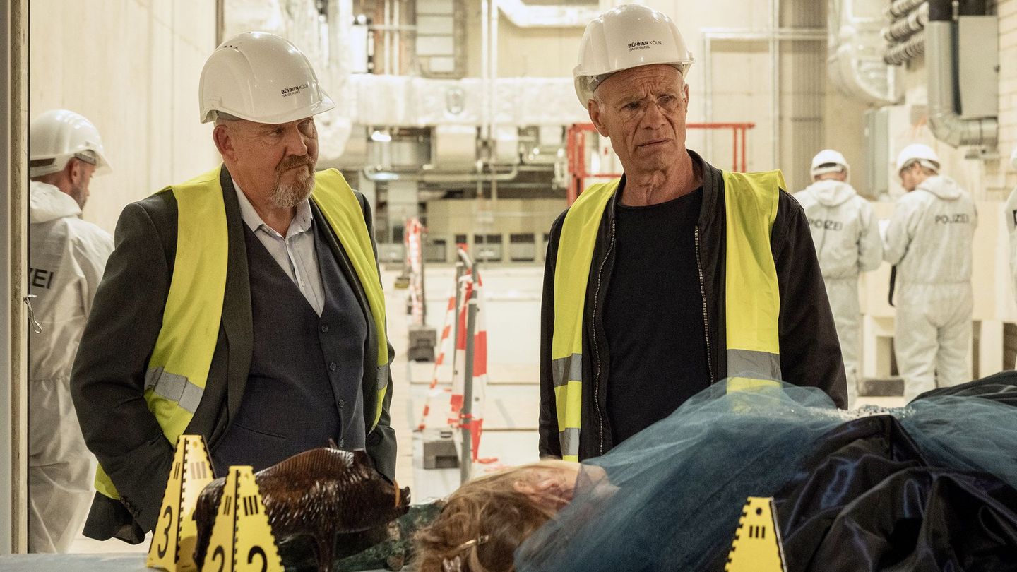 Mord an der Oper! Elli Zander (Ines Lutz), die Rüstmeisterin, wird erschossen im Lastenaufzug aufgefunden. Max Ballauf (Klaus J. Behrendt) und Freddy Schenk (Dietmar Bär, links) ermitteln.