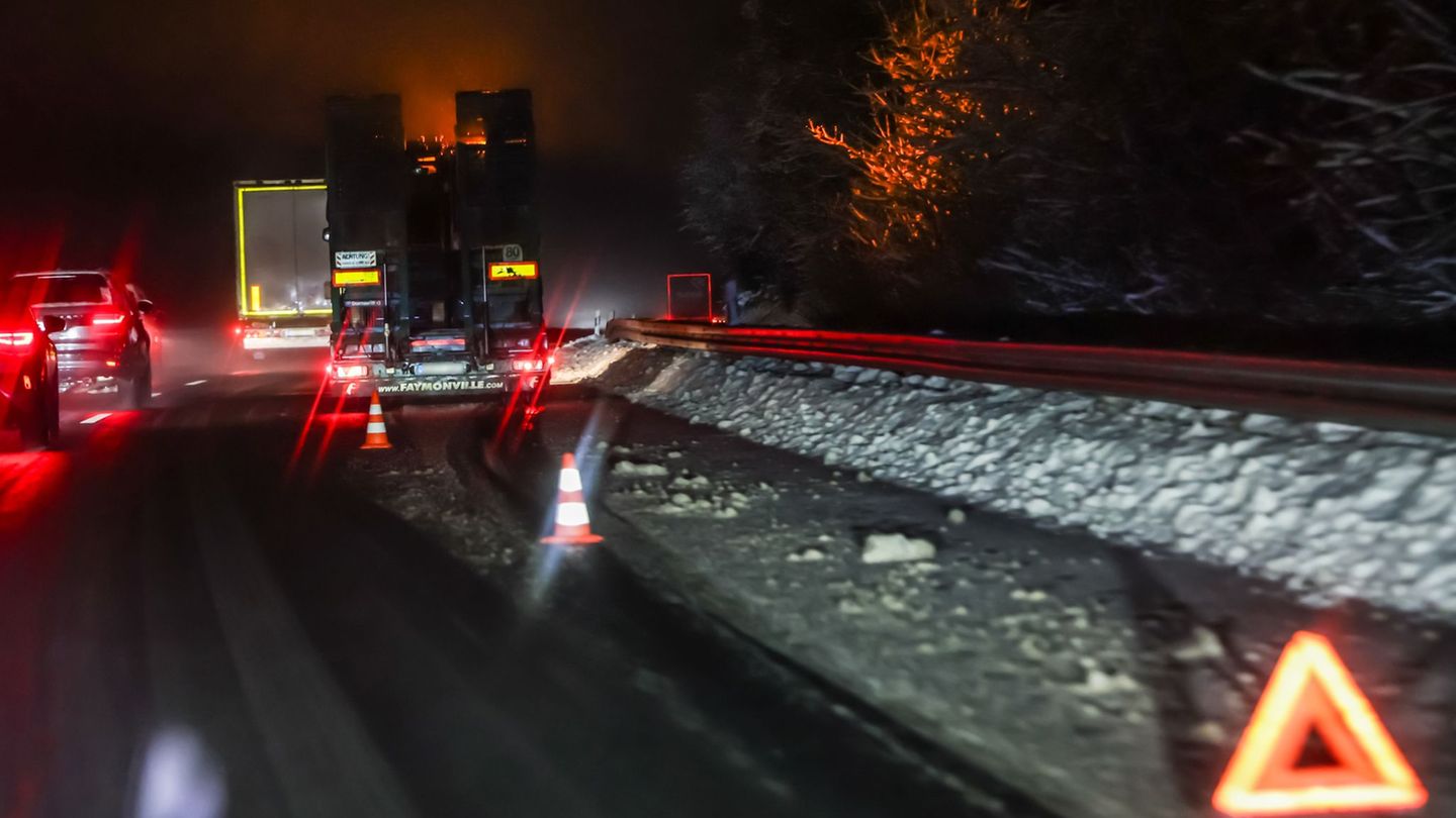 Auf mehreren Autobahnen wie hier auf der A4 bei Olpe bleiben Lastwagen stecken. Foto: Christoph Reichwein/dpa
