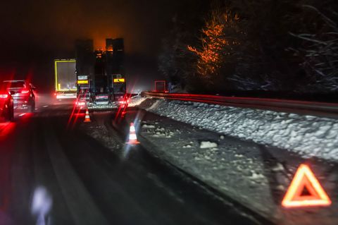 Auf mehreren Autobahnen wie hier auf der A4 bei Olpe bleiben Lastwagen stecken. Foto: Christoph Reichwein/dpa