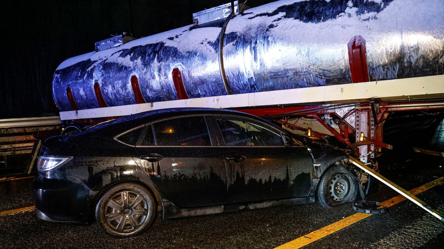 Ein Auto ist auf der A46 in einen querstehenden Lastwagen gefahren. Foto: Dennis Echtermann/dpa