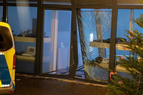 Die Polizei sucht nach den Tätern. Foto: Max Lametz/dpa