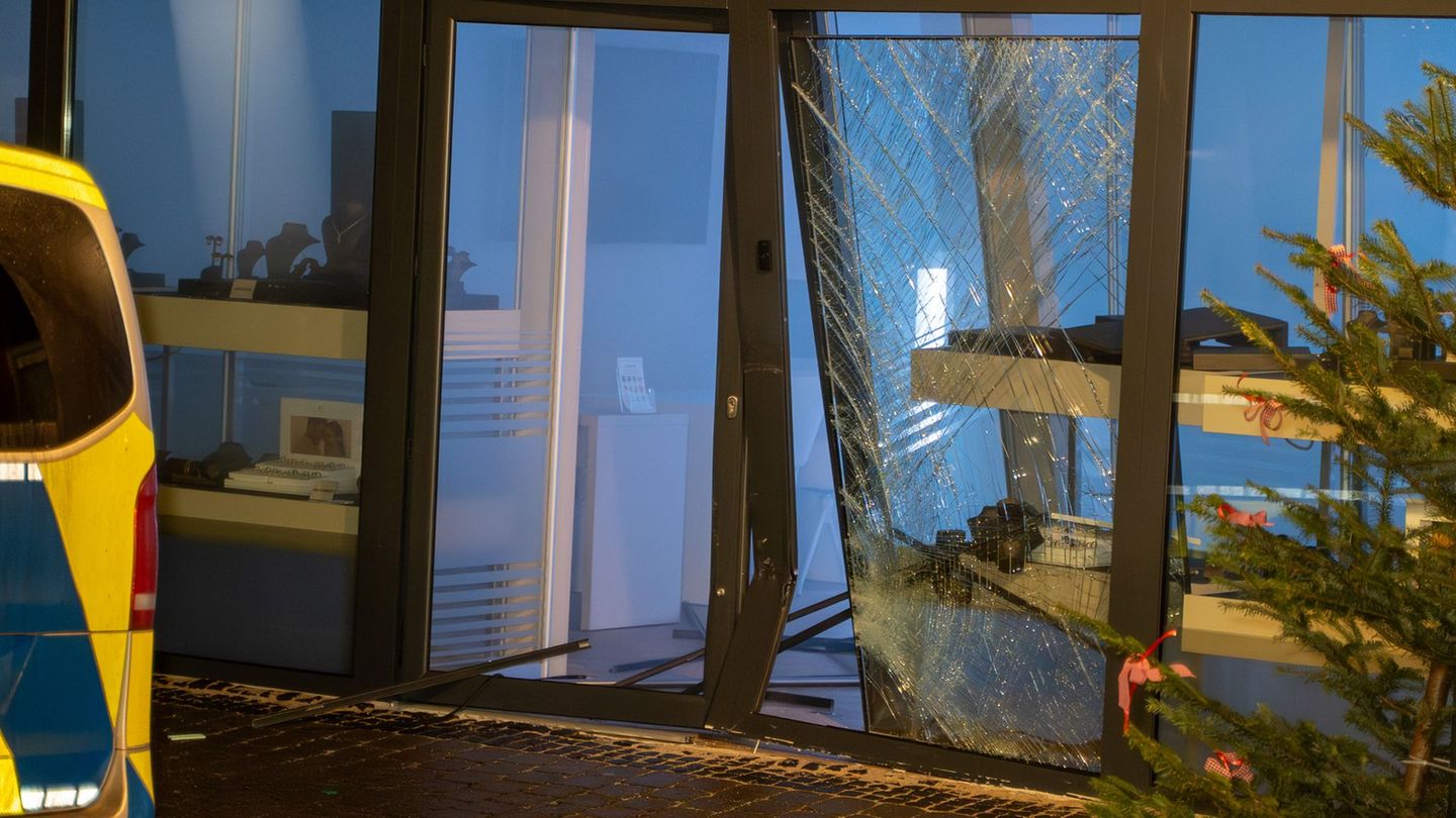 Die Polizei sucht nach den Tätern. Foto: Max Lametz/dpa