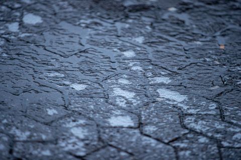 Auch im Saarland kann es am Montag vielerorts Blitzeis auf den Gehwegen geben (Symbolbild). Foto: Laszlo Pinter/dpa