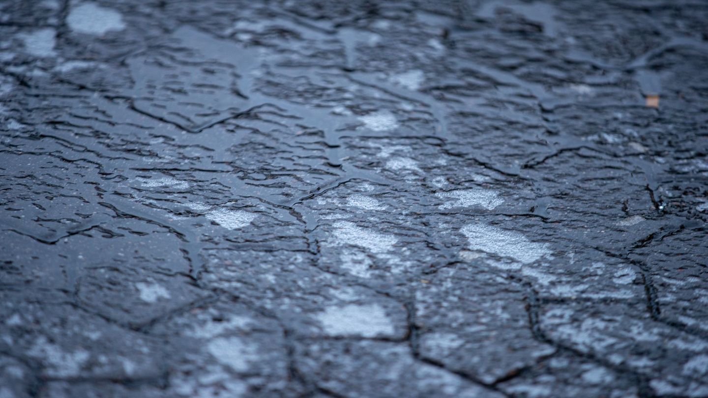 Auch im Saarland kann es am Montag vielerorts Blitzeis auf den Gehwegen geben (Symbolbild). Foto: Laszlo Pinter/dpa
