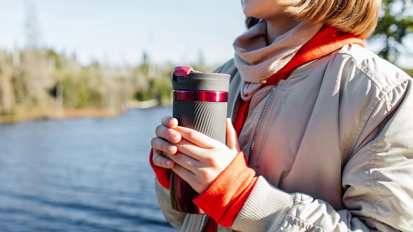 Deal News: Eine Frau hält einen Thermobecher in der Hand