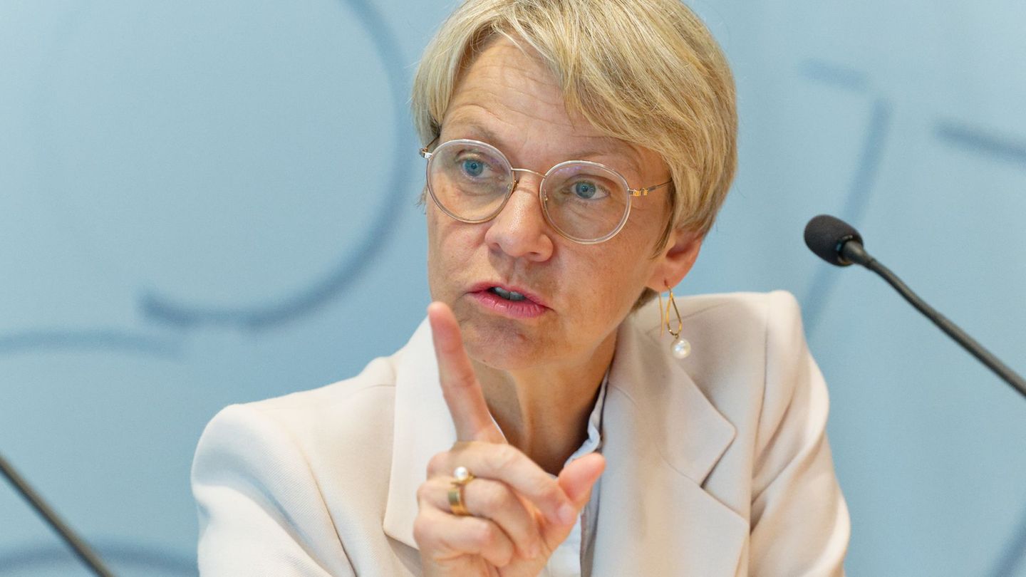 Schulministerin Dorothee Feller (CDU) hat die landesweite Schließung von Schulen wegen Glatteisgefahr verteidigt. (Archivbild) F