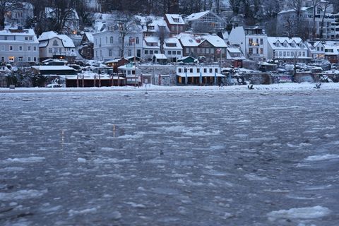 Eisschollen auf der Elbe. Auch, wenn es knackig kalt war: Seen und Teiche in Hamburg sollen nicht betreten werden. Sie sind nich