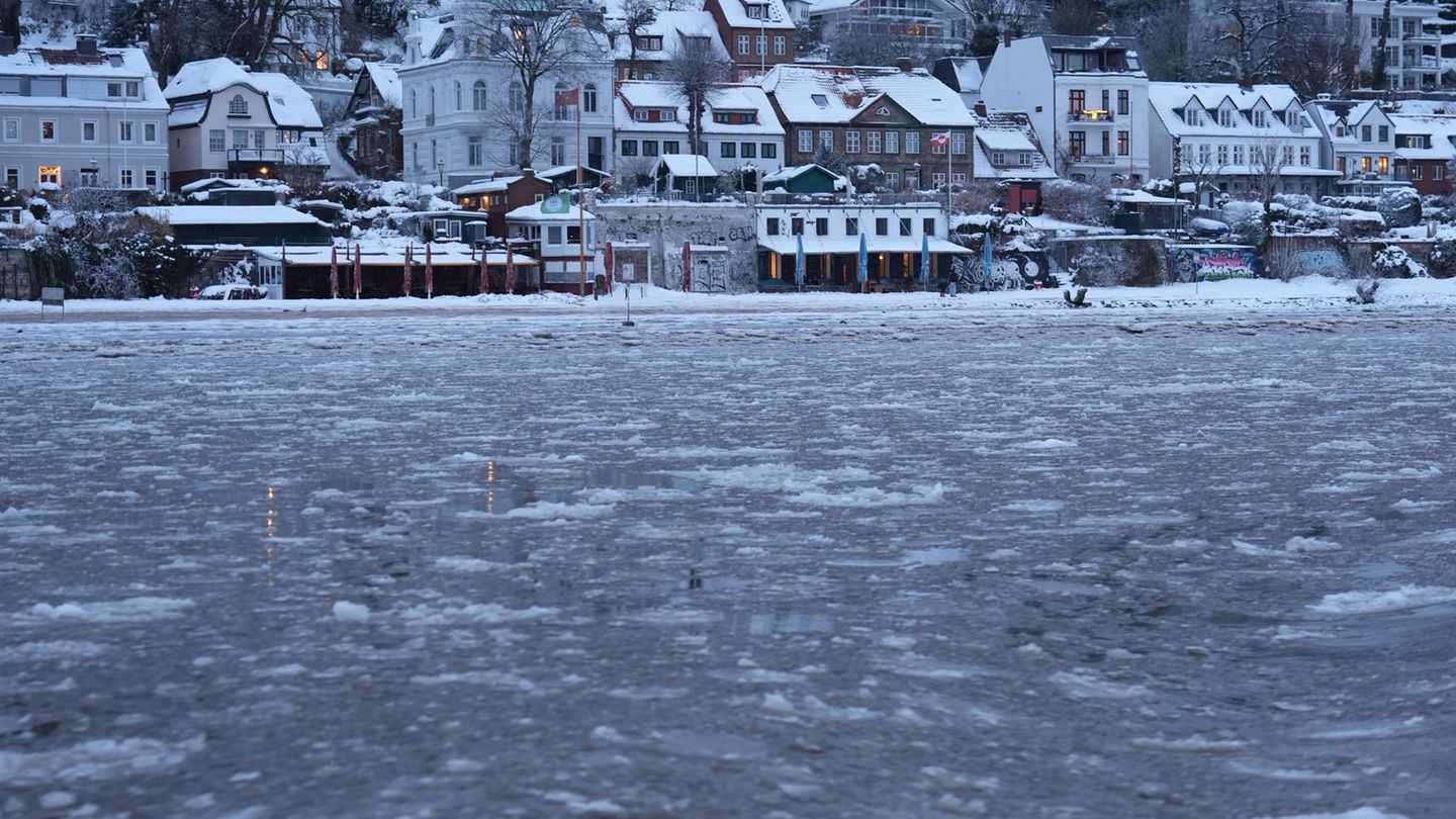 Eisschollen auf der Elbe. Auch, wenn es knackig kalt war: Seen und Teiche in Hamburg sollen nicht betreten werden. Sie sind nich