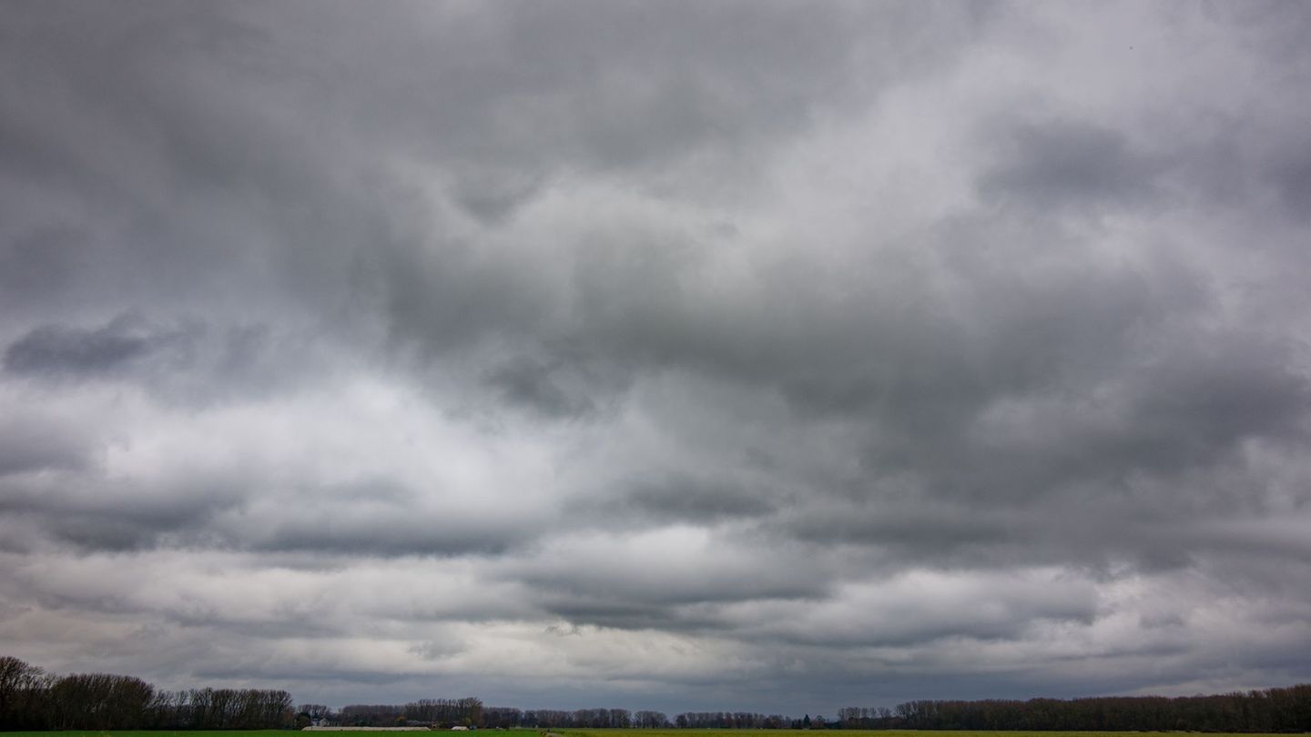 Graue Regenwolken prägen in den kommenden Tagen das Wetter in Nordrhein-Westfalen. (Archivbild) Foto: Henning Kaiser/dpa