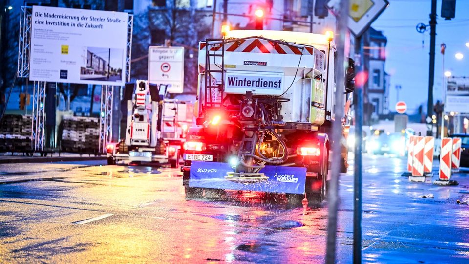 Ein eingeschneiter Zug der deutschen Bahn