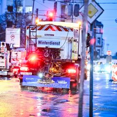 Ein eingeschneiter Zug der deutschen Bahn