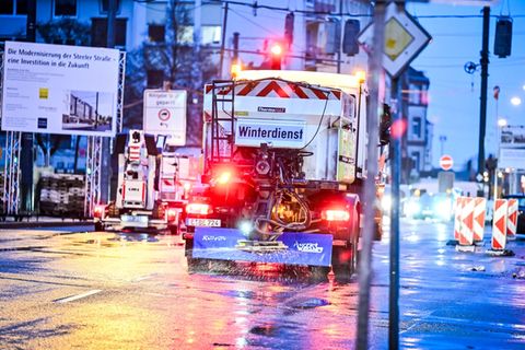 Ein eingeschneiter Zug der deutschen Bahn