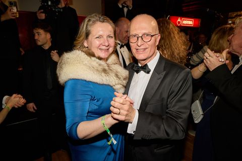 Hamburger können auch feiern, sagt Bürgermeister Peter Tschentscher (SPD). Er tanzte mit Kathrin Wirth-Ueberschär, Hoteldirektor